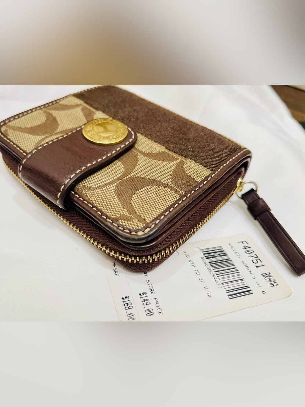 Authentic vintage Coach Med Zip Around Wallet (Style F40751) in classic khaki